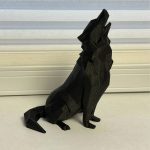 مجسمه گرگ چند ضلعی زوزه‌کش