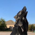 مجسمه گرگ چند ضلعی زوزه‌کش - تصویر 6